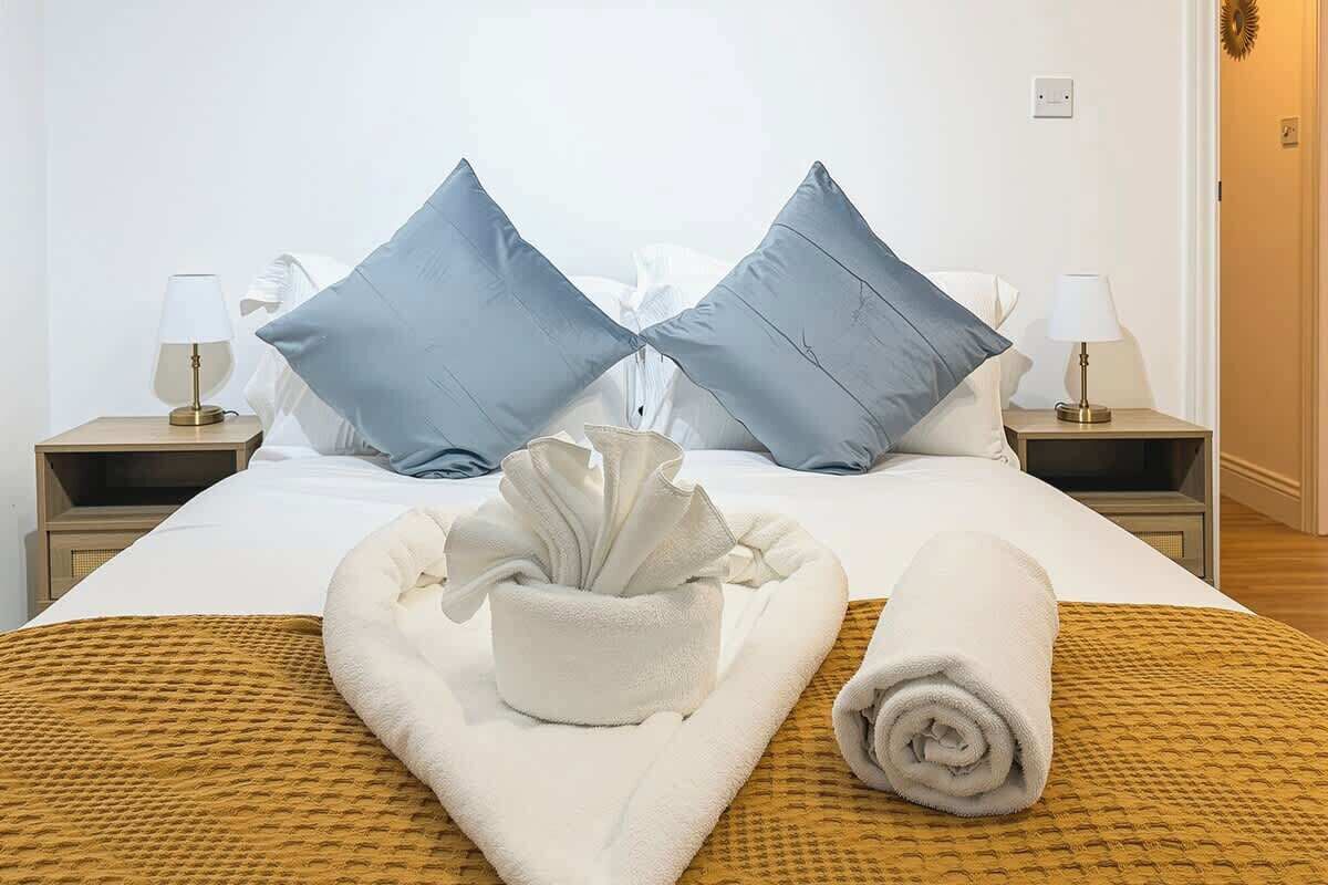 2 habitaciones, escritorio y tabla de planchar con plancha 