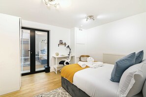 2 habitaciones, tabla de planchar con plancha y cuna de viaje 