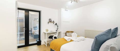 2 camere, una scrivania, ferro/asse da stiro, culla da viaggio