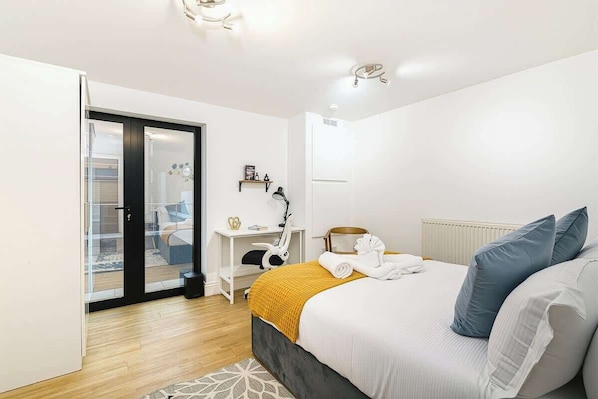2 habitaciones, tabla de planchar con plancha y cuna de viaje 