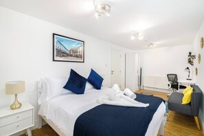 2 dormitorios, escritorio, tabla de planchar con plancha y wifi