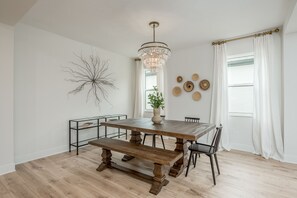 Dining - Spacious 5-bedroom Pool Home in fabulous Sarasota with AC—7-Month Minimum (Sarasota)