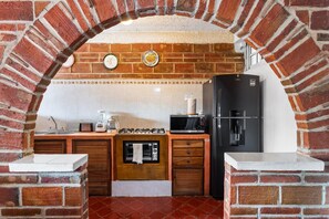 Refrigerador, microondas, horno y cafetera y tetera 