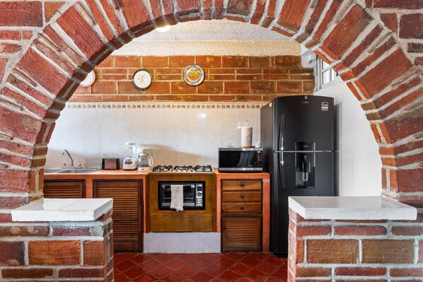 Réfrigérateur, four à micro-ondes, un four, cafetière-théière