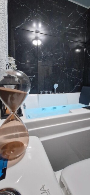 Shower, jetted tub, hair dryer, towels