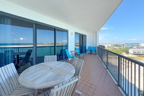 Outdoor dining - Grand Pointe 706 | Indoor & Outdoor Pools | My Beach Getaways (Orange Beach)
