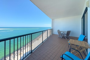 Outdoor dining - Grand Pointe 706 | Indoor & Outdoor Pools | My Beach Getaways (Orange Beach)