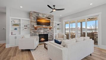 Älytelevisio, takka, videopelejä