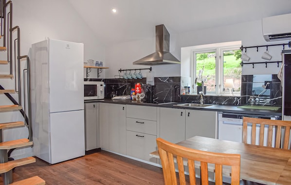 Fridge, oven, dishwasher, coffee/tea maker
