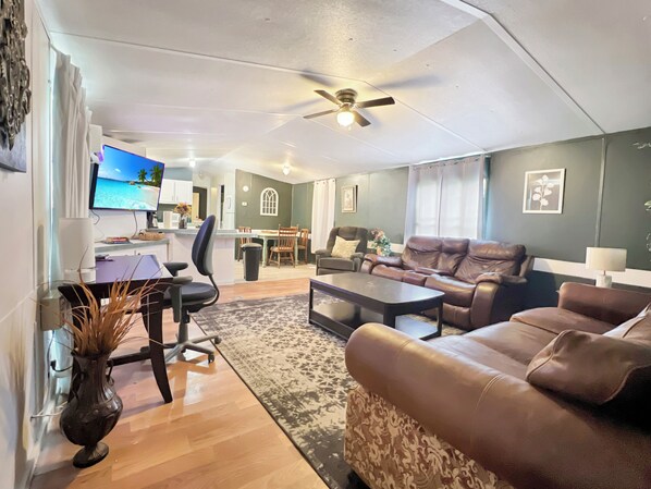 Living area - The Tatum Turnkey- 4 bed, 2 Bath, 4 tvs (Tatum)