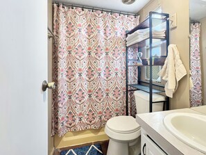 Hair dryer, towels, toilet paper - The Tatum Turnkey- 4 bed, 2 Bath, 4 tvs (Tatum)