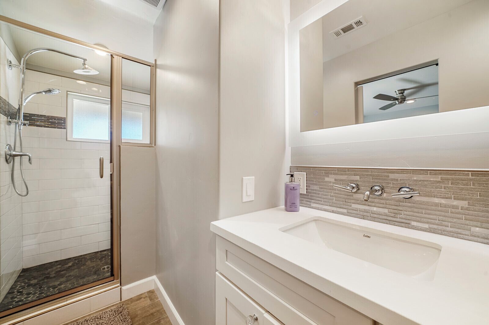 Doccia, asciugacapelli, asciugamani, carta igienica