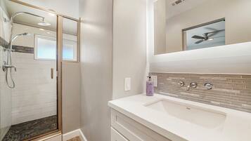 Doccia, asciugacapelli, asciugamani, carta igienica