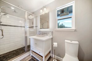 Regadera, secadora de cabello, toallas, papel de baño