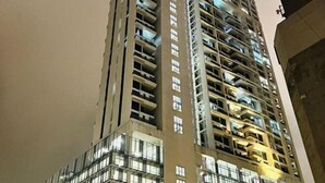 Um edifício alto com várias varandas e janelas, possivelmente residencial ou um hotel.