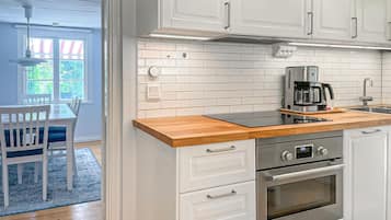 Fridge, dishwasher, coffee/tea maker