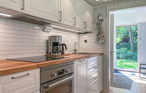 Jääkaappi, astianpesukone, kahvin-/teenkeitin