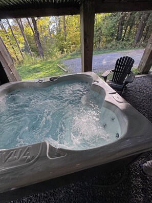 Outdoor spa tub