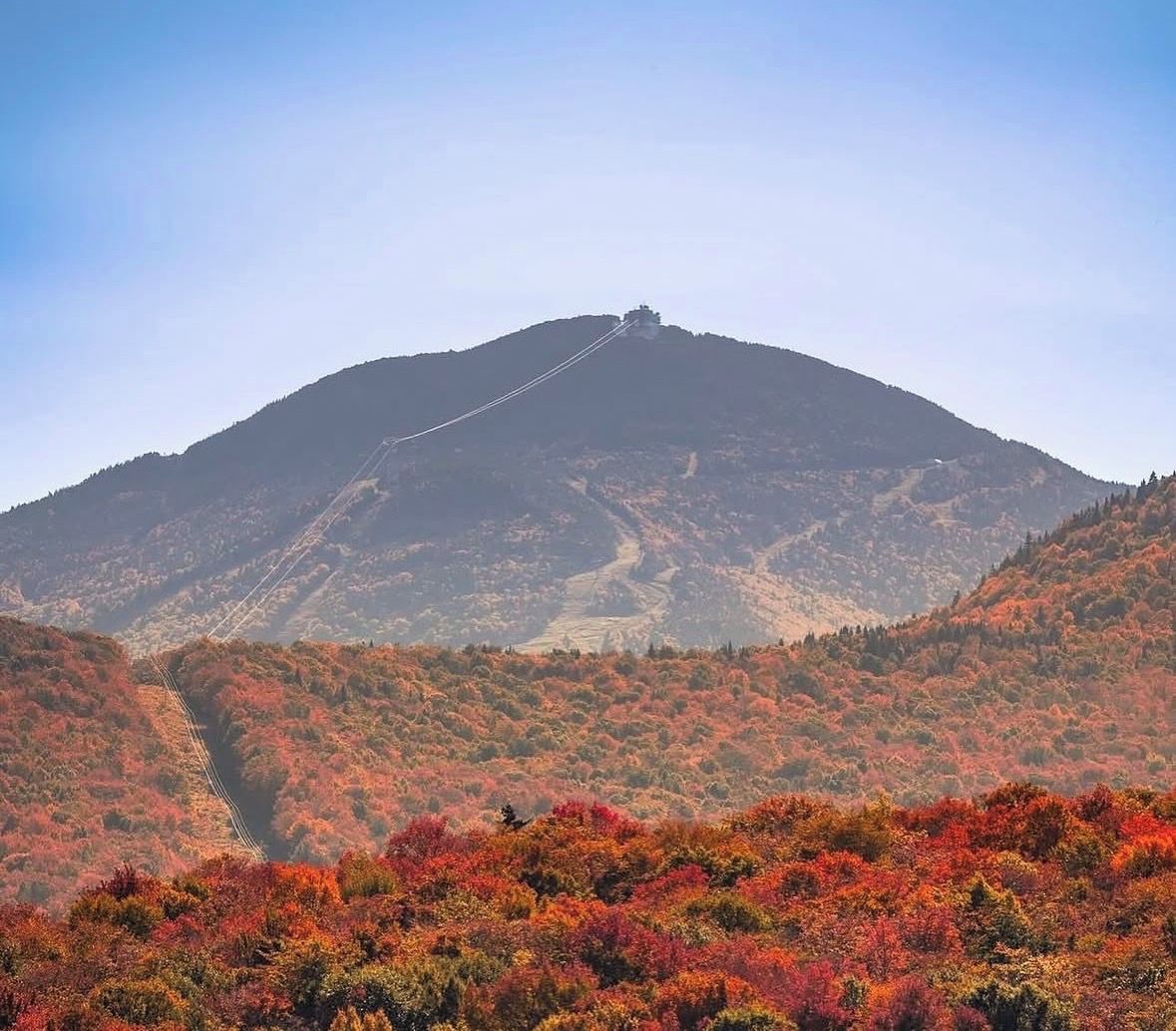 Una montaña con una línea de teleférico.