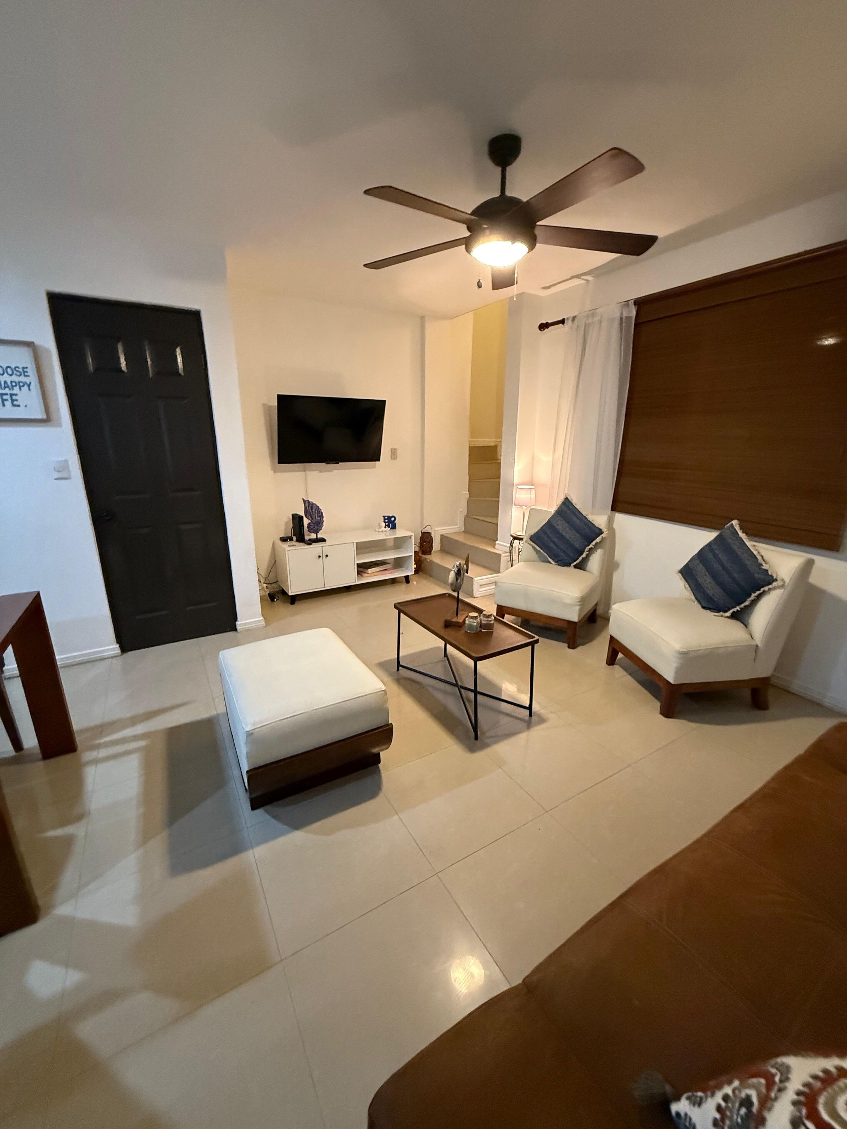 Nhà, ban công, quang cảnh sân vườn | Khu phòng khách | Smart TV, Netflix, các kênh phim chiếu ra mắt, dịch vụ stream 