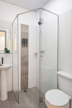 Shower, towels, soap, toilet paper - Charming modern studio! (Ciudad de panama)