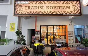 Outdoor dining - Lovely Family Suites at Razak City Kuala Lumpur by HCK (Kuala Lumpur)