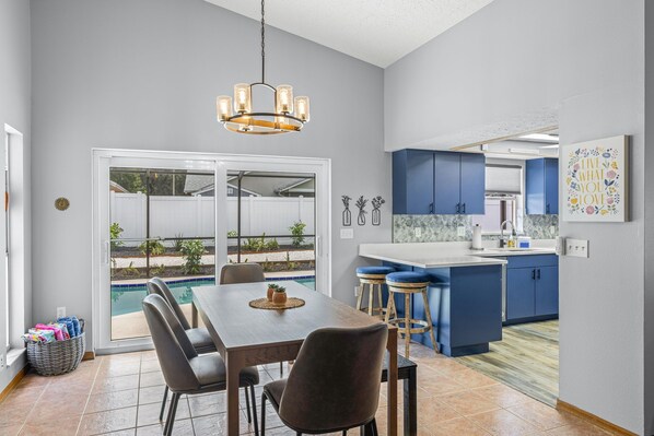 Dining - Tarpon Fun'n the Sun Beach Getaway with your own Private Pool (Tarpon Springs)