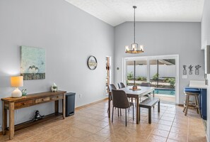 Dining - Tarpon Fun'n the Sun Beach Getaway with your own Private Pool (Tarpon Springs)