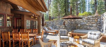 The Lodge at Lahonton. Spacious, Luxurious, and Tranquil 5-bedroom. Pet-friendly