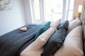 3 bedrooms, iron/ironing board, WiFi, bed sheets - Central 3BR Getaway/ Family-sized, Free Parking & AC/ Near Downtown (Edmonton)