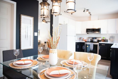 Central 3BR Getaway/ Family-sized, Free Parking & AC/ Near Downtown