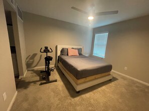 1 bedroom, desk, free WiFi, bed sheets