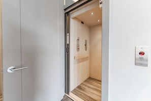 فيلا (4 Bedrooms) | المنشأة من الخارج