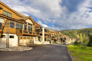 House (4 Bedrooms) | Exterior