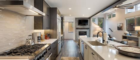 House (4 Bedrooms) | Exterior