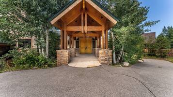 House (6 Bedrooms) | Exterior