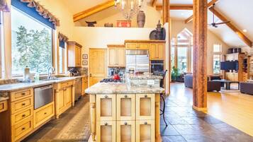 House (6 Bedrooms) | Exterior