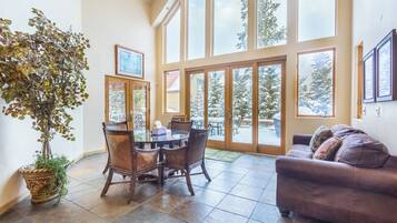 House (6 Bedrooms) | Exterior