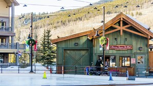 Un edificio rústico de madera con un letrero que dice "Dercum Square Ice Rink".