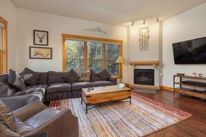 Apartment (4 Bedrooms) | Front of property - Trapper's Crossing #8773 : 2 (Keystone)