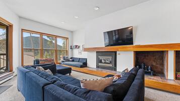 Condo (2 Bedrooms) | Property amenity