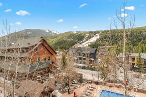 A mountainous village with wooden buildings and a ski slope. - Dl8512-1 (Keystone)