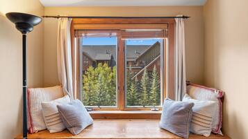 Condo (1 Bedroom) | Property amenity