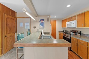 Condo (2 Bedrooms) | Property amenity