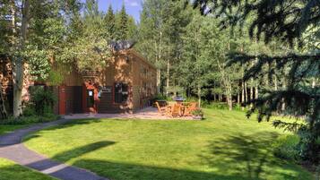 Apartment (2 Bedrooms) | Bahagian luar