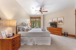 Condo (2 Bedrooms) | Property amenity
