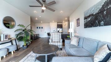 Condo (2 Bedrooms) | Property amenity