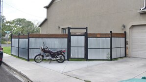 En boligbygning med en motorcykel foran.
