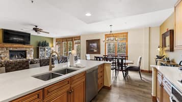 Condo (4 Bedrooms) | Servicio de la propiedad