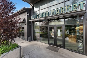 Un escaparate con un gran letrero que dice 'BLUEBIRD MARKET'.